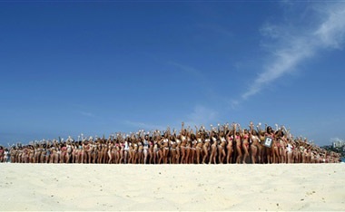 “Bữa tiệc” bikini lớn nhất thế giới - 12