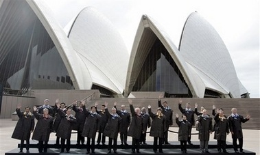 Chùm ảnh: Lãnh đạo APEC trong trang phục áo bành tô - 1