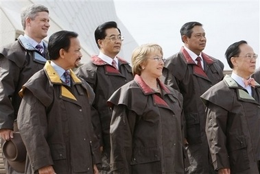 Chùm ảnh: Lãnh đạo APEC trong trang phục áo bành tô - 8