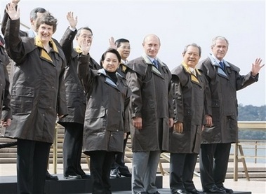 Chùm ảnh: Lãnh đạo APEC trong trang phục áo bành tô - 3