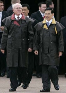 Chùm ảnh: Lãnh đạo APEC trong trang phục áo bành tô - 5