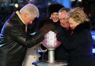 Chùm ảnh: Vợ chồng Clinton khiêu vũ trên Quảng trường Thời đại - 2