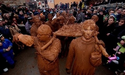 Lễ hội hoá trang “man rợ”  - 8