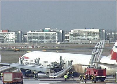 Anh: Máy bay đâm xuống đường băng tại phi trường Heathrow - 9