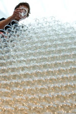 Tháp sâm-banh lớn nhất thế giới - 1