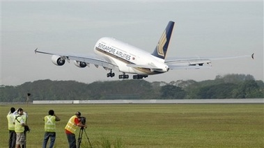 “Khách sạn bay” Airbus A380 cất cánh - 1