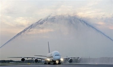 “Khách sạn bay” Airbus A380 cất cánh - 8