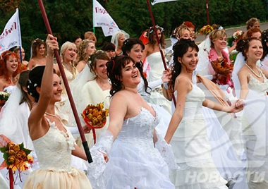 Chùm ảnh các cô dâu diễu hành ở Matxcơva - 1