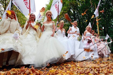 Chùm ảnh các cô dâu diễu hành ở Matxcơva - 8