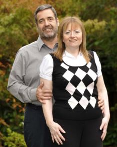 Cặp vợ chồng béo ú làm máy bay mất cân bằng  - 1