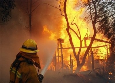 Chùm ảnh: Cháy rừng dữ dội tàn phá California - 11
