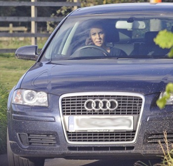 Bạn gái Hoàng tử William bị chỉ trích vì lái xe nghe điện thoại - 1