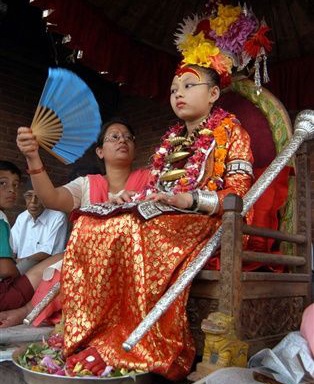 Chùm ảnh: Ngắm dung nhan các nữ thánh sống của Nepal - 13