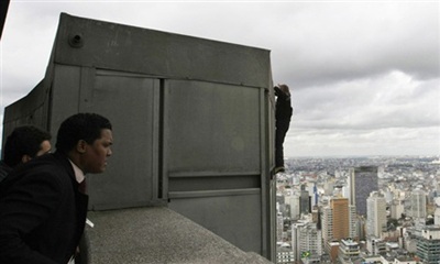 “Người nhện” tay không leo nhà chọc trời ở Brazil - 2 “Người nhện” tay không leo nhà chọc trời ở Brazil - 2