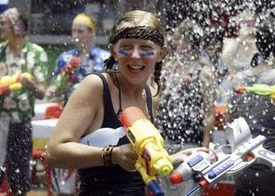 Chùm ảnh: Tưng bừng lễ hội té nước Thái Lan - 4 Chùm ảnh: Tưng bừng lễ hội té nước Thái Lan - 4