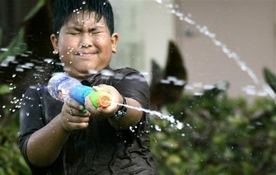 Chùm ảnh: Tưng bừng lễ hội té nước Thái Lan - 11 Chùm ảnh: Tưng bừng lễ hội té nước Thái Lan - 11