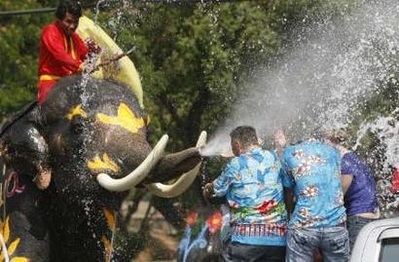 Chùm ảnh: Tưng bừng lễ hội té nước Thái Lan - 9 Chùm ảnh: Tưng bừng lễ hội té nước Thái Lan - 9