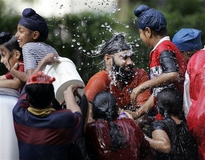 Chùm ảnh: Tưng bừng lễ hội té nước Thái Lan - 7 Chùm ảnh: Tưng bừng lễ hội té nước Thái Lan - 7