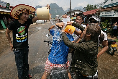 Chùm ảnh: Vui như tết té nước ở Lào - 1 Chùm ảnh: Vui như tết té nước ở Lào - 1