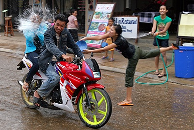 Chùm ảnh: Vui như tết té nước ở Lào - 10 Chùm ảnh: Vui như tết té nước ở Lào - 10