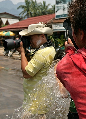 Chùm ảnh: Vui như tết té nước ở Lào - 11 Chùm ảnh: Vui như tết té nước ở Lào - 11