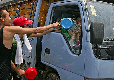 Chùm ảnh: Vui như tết té nước ở Lào - 12 Chùm ảnh: Vui như tết té nước ở Lào - 12