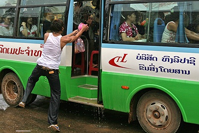 Chùm ảnh: Vui như tết té nước ở Lào - 13 Chùm ảnh: Vui như tết té nước ở Lào - 13