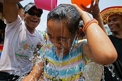 Chùm ảnh: Vui như tết té nước ở Lào - 14 Chùm ảnh: Vui như tết té nước ở Lào - 14