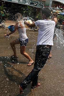 Chùm ảnh: Vui như tết té nước ở Lào - 15 Chùm ảnh: Vui như tết té nước ở Lào - 15