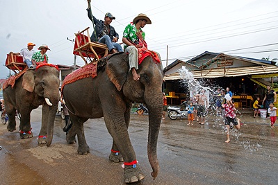 Chùm ảnh: Vui như tết té nước ở Lào - 16 Chùm ảnh: Vui như tết té nước ở Lào - 16