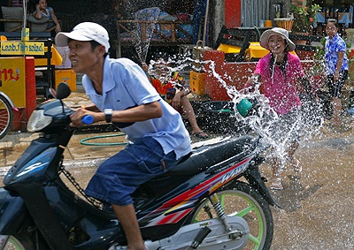 Chùm ảnh: Vui như tết té nước ở Lào - 2 Chùm ảnh: Vui như tết té nước ở Lào - 2