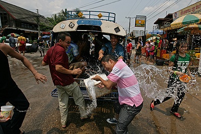 Chùm ảnh: Vui như tết té nước ở Lào - 3 Chùm ảnh: Vui như tết té nước ở Lào - 3