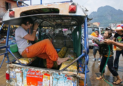 Chùm ảnh: Vui như tết té nước ở Lào - 4 Chùm ảnh: Vui như tết té nước ở Lào - 4