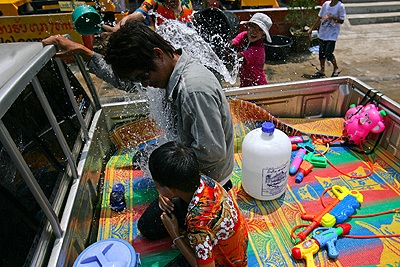 Chùm ảnh: Vui như tết té nước ở Lào - 6 Chùm ảnh: Vui như tết té nước ở Lào - 6