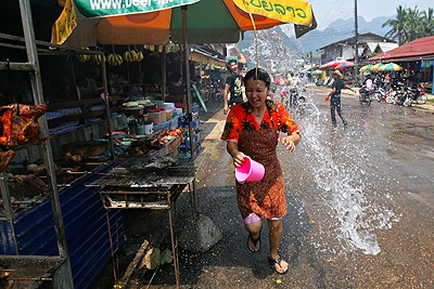 Chùm ảnh: Vui như tết té nước ở Lào - 7 Chùm ảnh: Vui như tết té nước ở Lào - 7