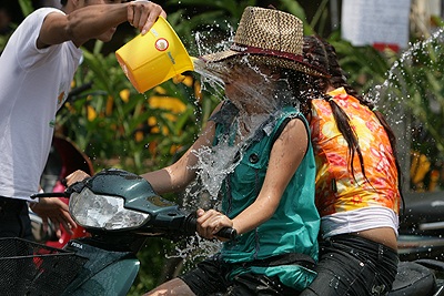 Chùm ảnh: Vui như tết té nước ở Lào - 8 Chùm ảnh: Vui như tết té nước ở Lào - 8