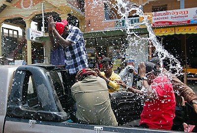 Chùm ảnh: Vui như tết té nước ở Lào - 9 Chùm ảnh: Vui như tết té nước ở Lào - 9