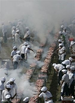 Chùm ảnh: Bữa tiệc thịt nướng lớn nhất thế giới - 13