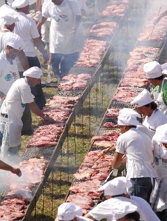 Chùm ảnh: Bữa tiệc thịt nướng lớn nhất thế giới - 7