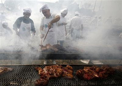 Chùm ảnh: Bữa tiệc thịt nướng lớn nhất thế giới - 6