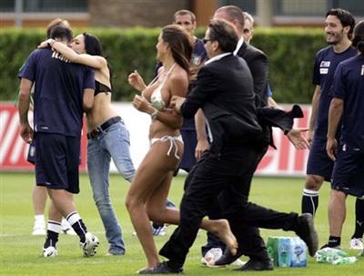 Tháng 5 qua những bức ảnh kỳ quặc (2) - 9 Tháng 5 qua những bức ảnh kỳ quặc (2) - 9