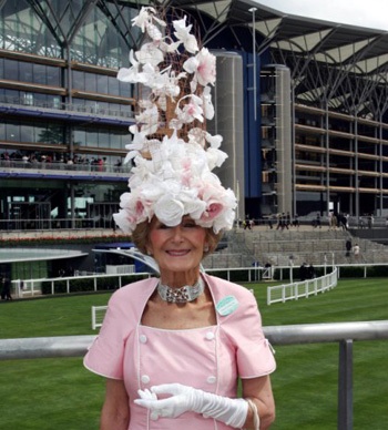 Săn mũ “hàng độc” tại lễ hội đua ngựa hoàng gia Anh  - 10