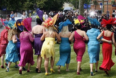 Săn mũ “hàng độc” tại lễ hội đua ngựa hoàng gia Anh  - 6