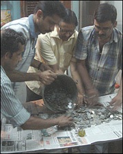 Bà lão ăn mày gửi… 100 kg tiền xu vào ngân hàng - 1