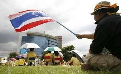 Người biểu tình xông vào dinh thủ tướng ở Bangkok - 3