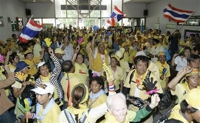 Người biểu tình xông vào dinh thủ tướng ở Bangkok - 4