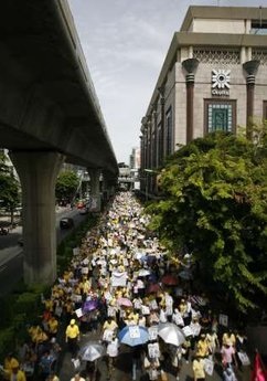 Người biểu tình xông vào dinh thủ tướng ở Bangkok - 2