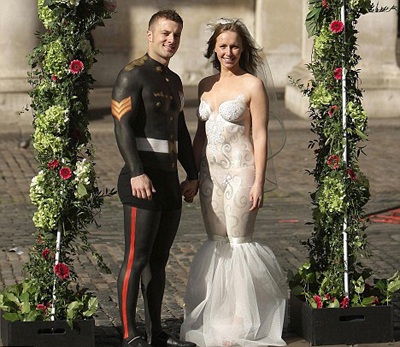 Cô dâu, chú rể "nuy" trên đường phố London - 3