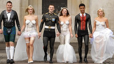 Cô dâu, chú rể "nuy" trên đường phố London - 2