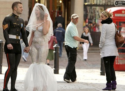 Cô dâu, chú rể "nuy" trên đường phố London - 4